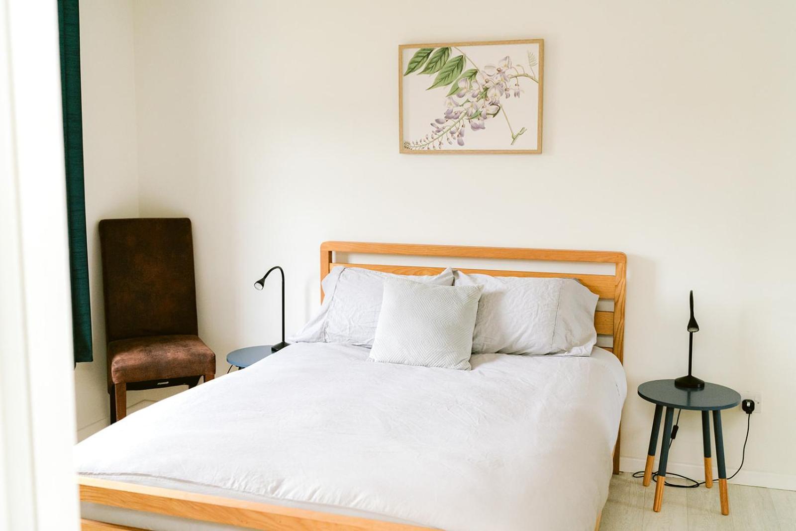 Centre - Free Parking - 3 Bedroom Apartment *