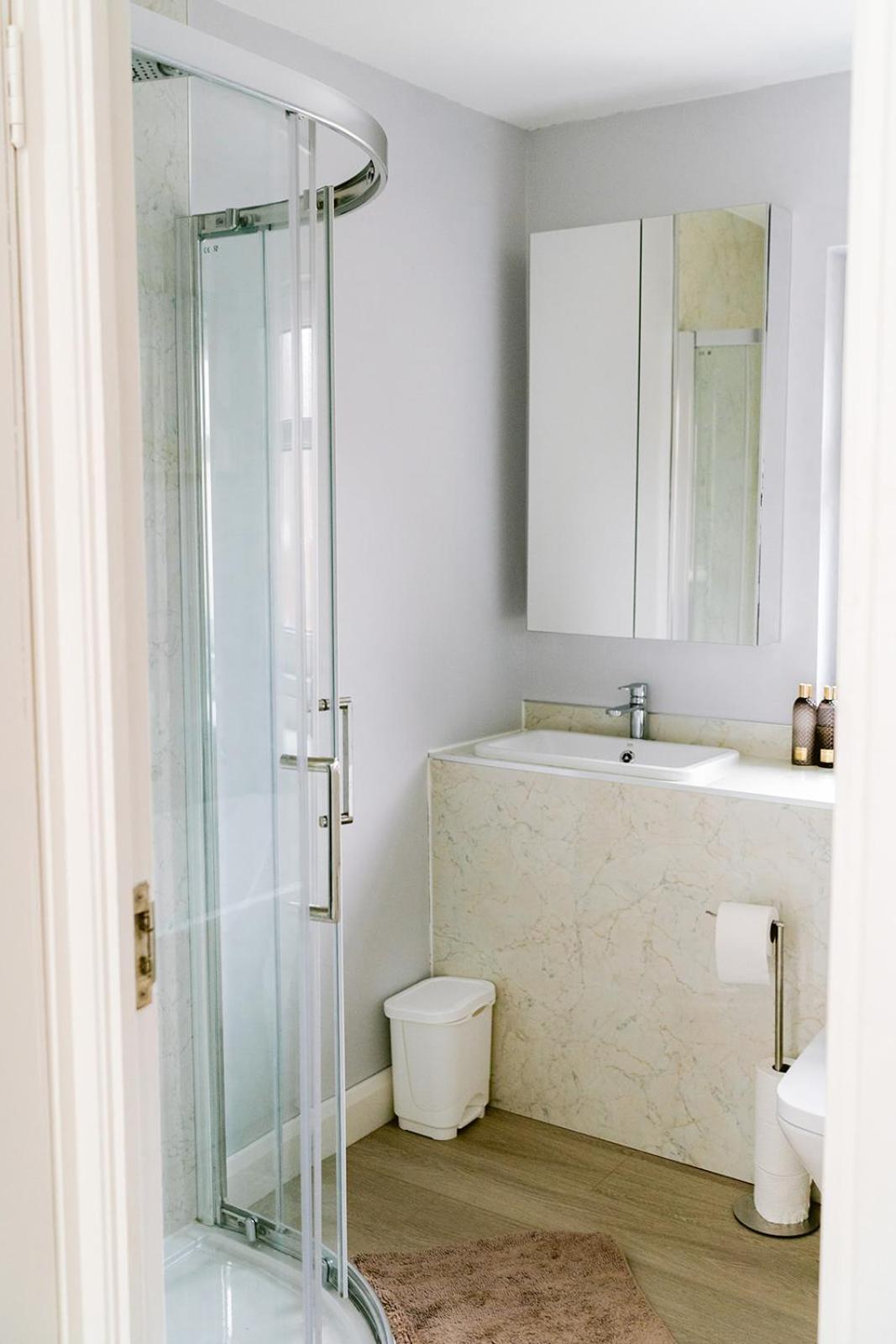 Centre - Free Parking - 3 Bedroom Apartment