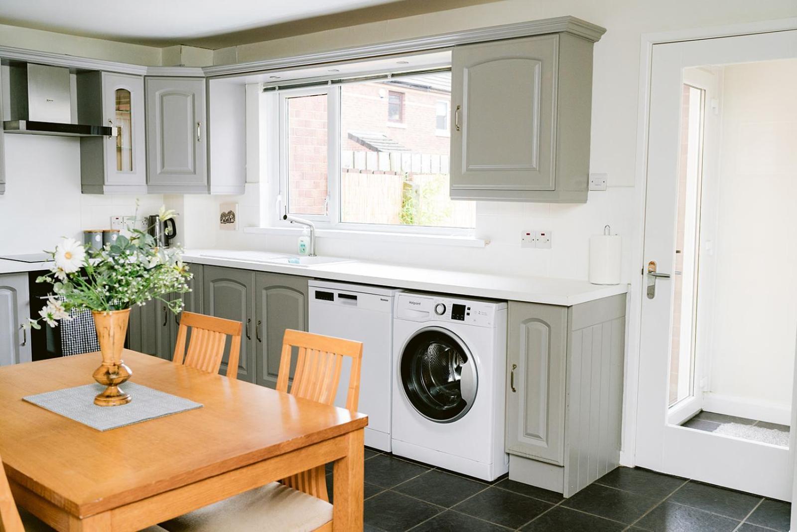 Apartment Centre - Free Parking - 3 Bedroom Belfast